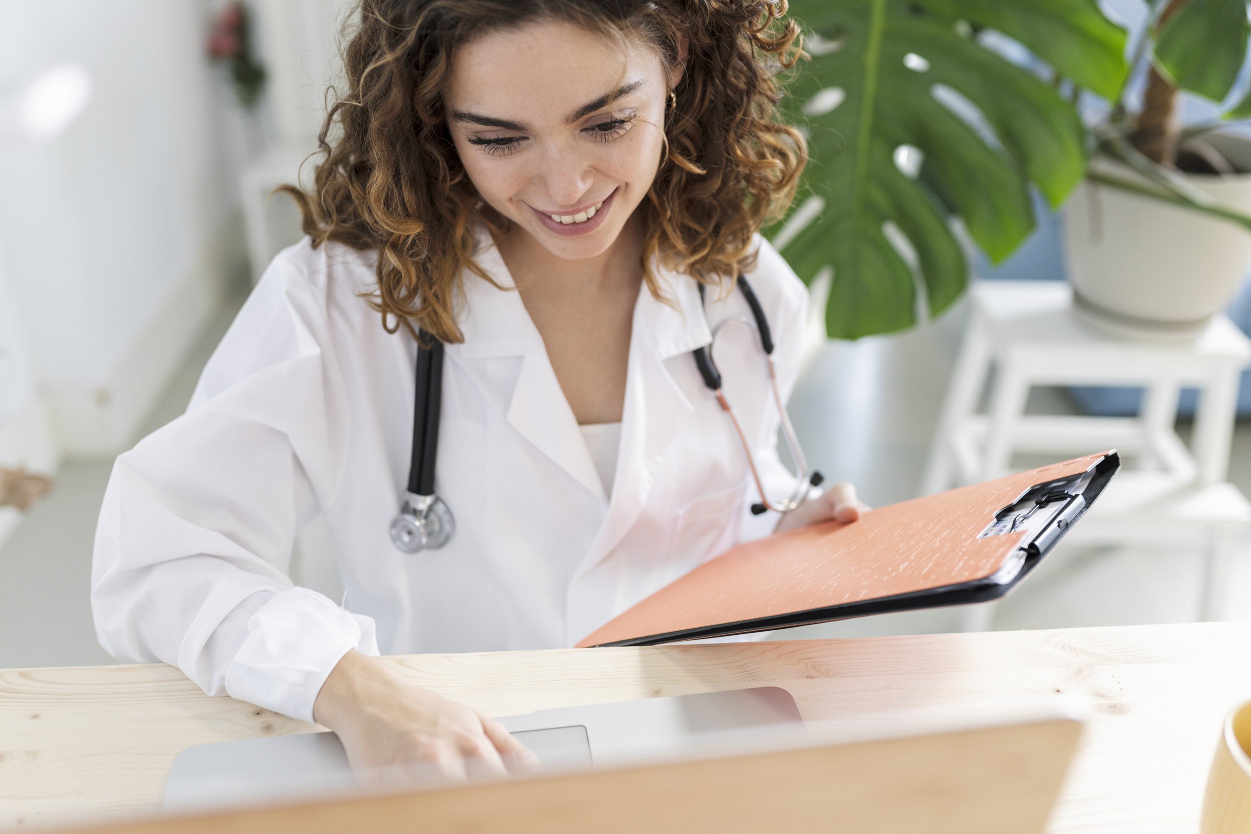 Lekarz rozmawiający z pacjentką